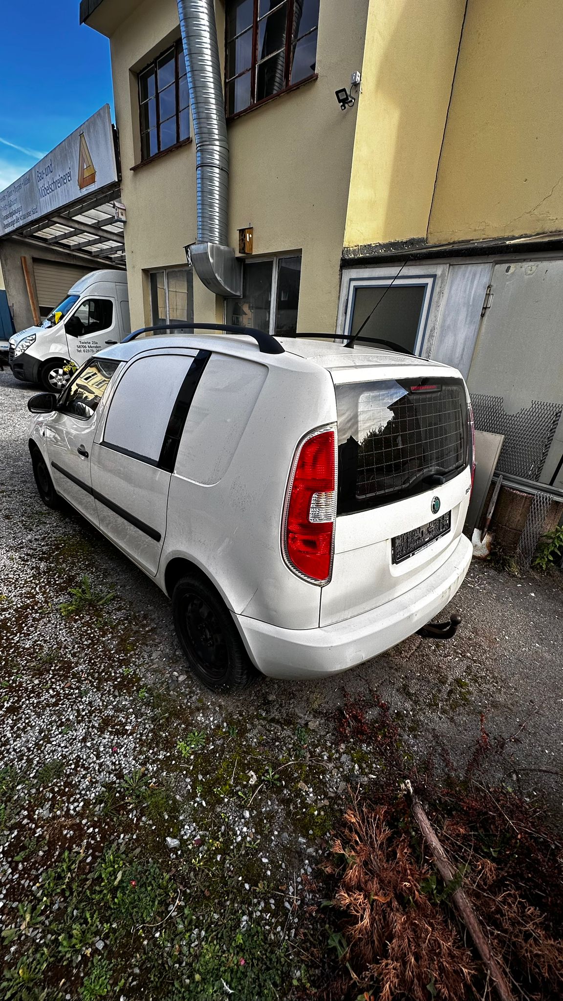 Opel Movano, weiß mit Werbeaufschrift, Frontansicht